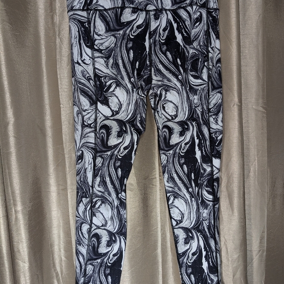 Victoria's Secret. Victoria Sport leggings. Like new. Large. - Picture 2 of 5